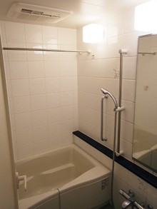 ブルーのクロスの奥行き効果で爽やかトイレを演出 渋谷区 M様邸 ブルーのクロスの奥行き効果で爽やかトイレを演出 渋谷区 M様邸